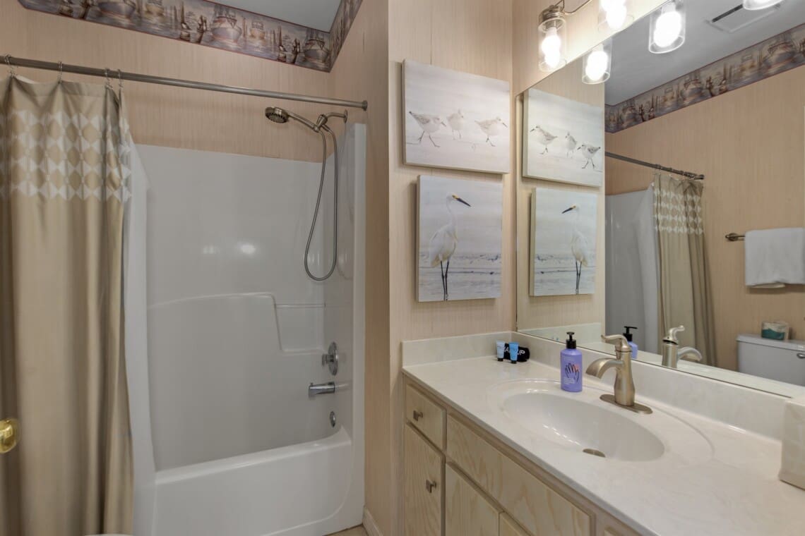 60fa7a706e704aeca7c1e079891c6c09 LargeOriginal.jpg